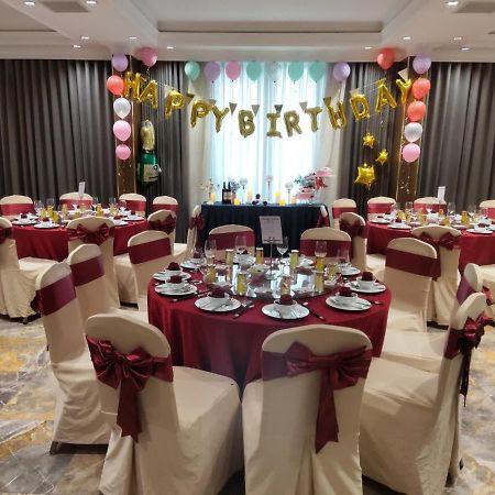 Phu Thang Grand Hotel Duc Hoa Esterno foto