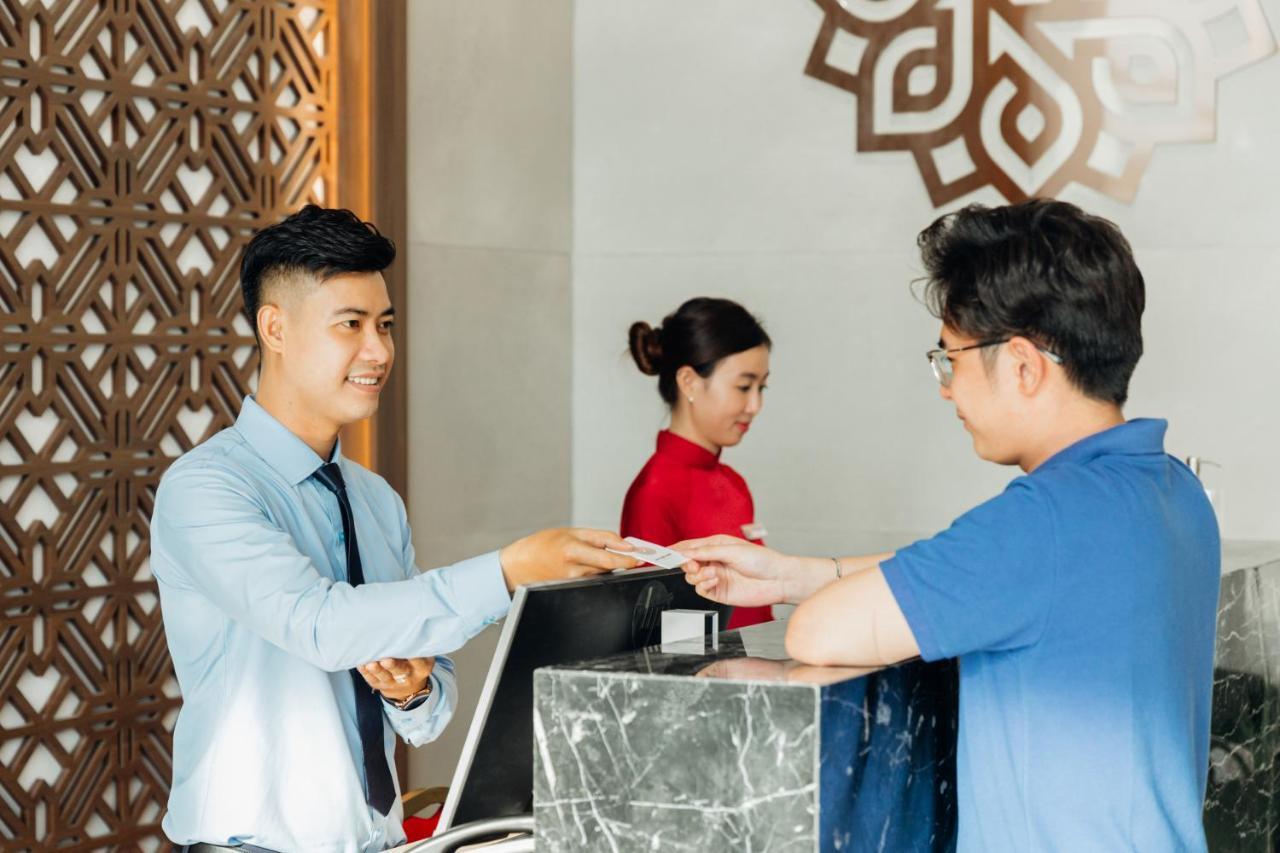 Phu Thang Grand Hotel Duc Hoa Esterno foto