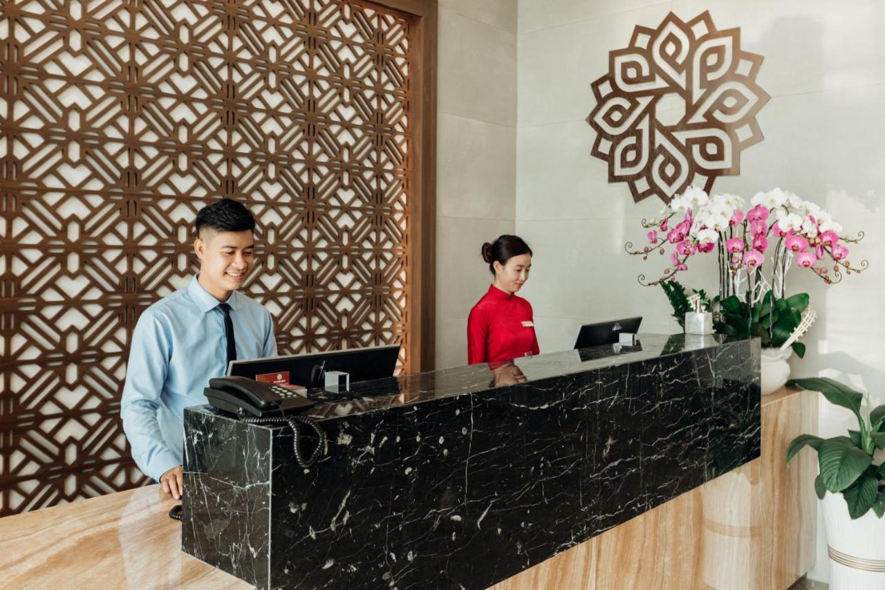 Phu Thang Grand Hotel Duc Hoa Esterno foto