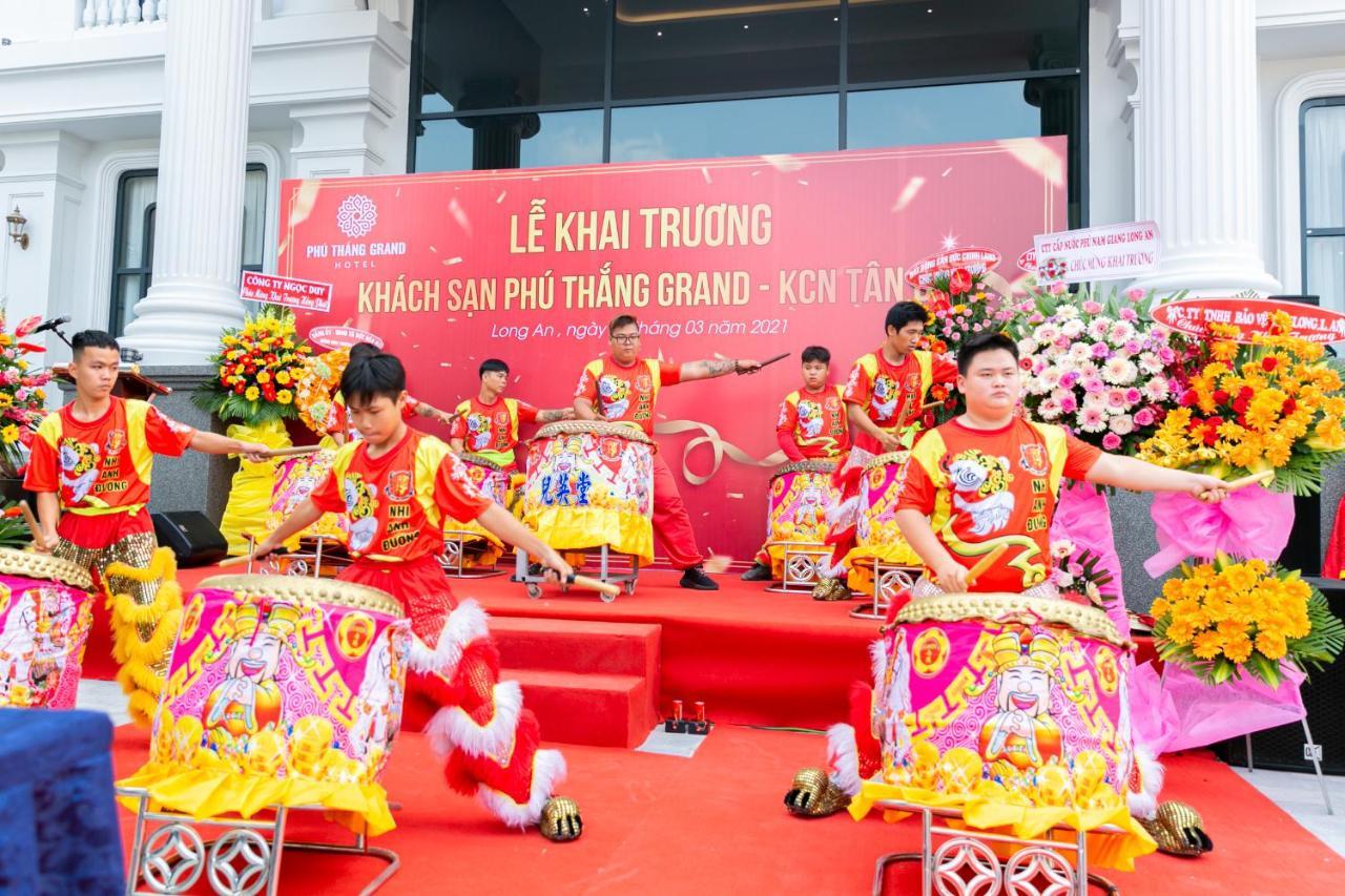Phu Thang Grand Hotel Duc Hoa Esterno foto
