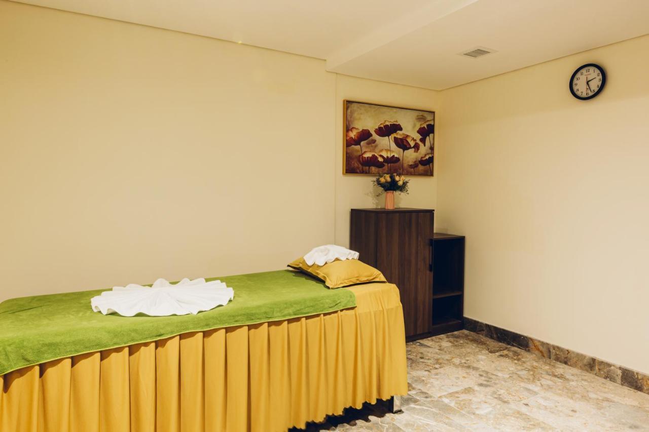 Phu Thang Grand Hotel Duc Hoa Esterno foto