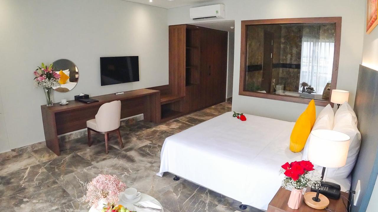 Phu Thang Grand Hotel Duc Hoa Esterno foto