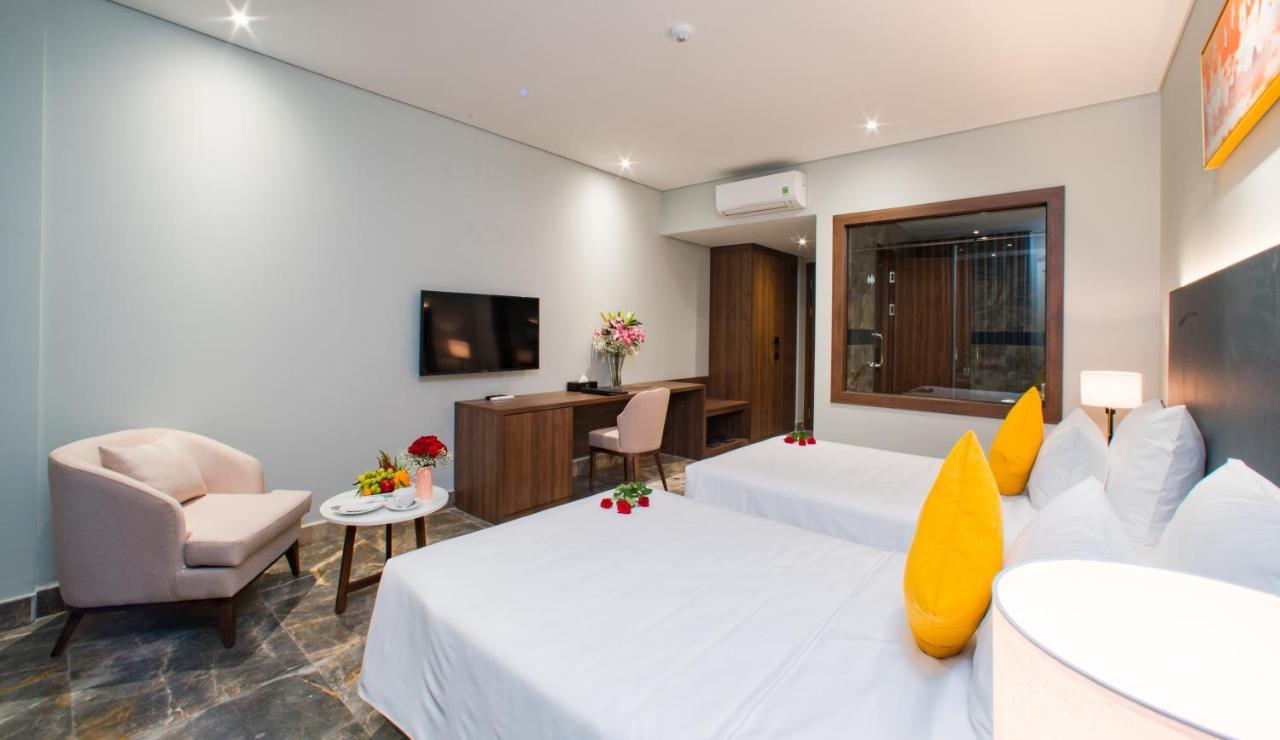 Phu Thang Grand Hotel Duc Hoa Esterno foto