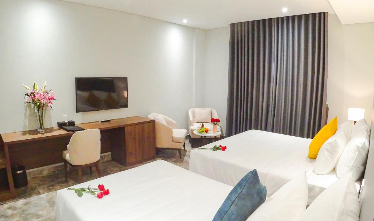 Phu Thang Grand Hotel Duc Hoa Esterno foto
