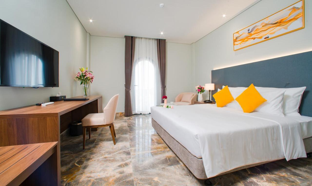 Phu Thang Grand Hotel Duc Hoa Esterno foto