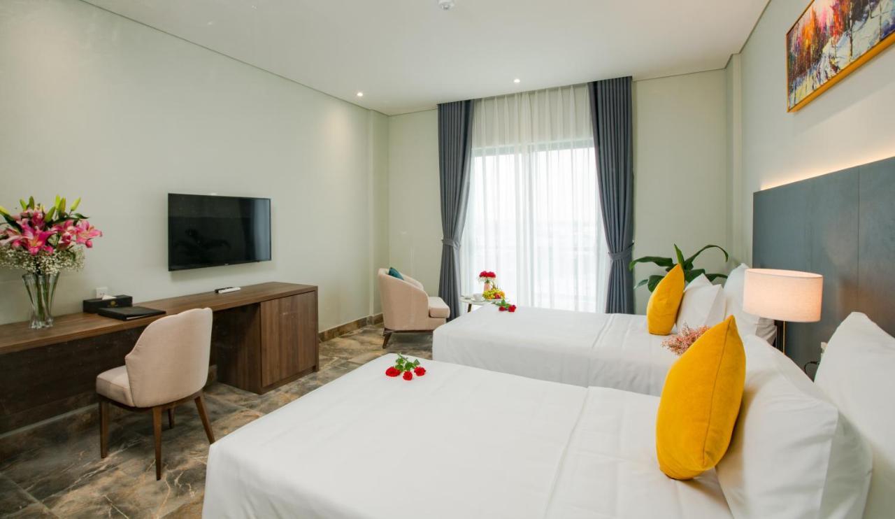 Phu Thang Grand Hotel Duc Hoa Esterno foto