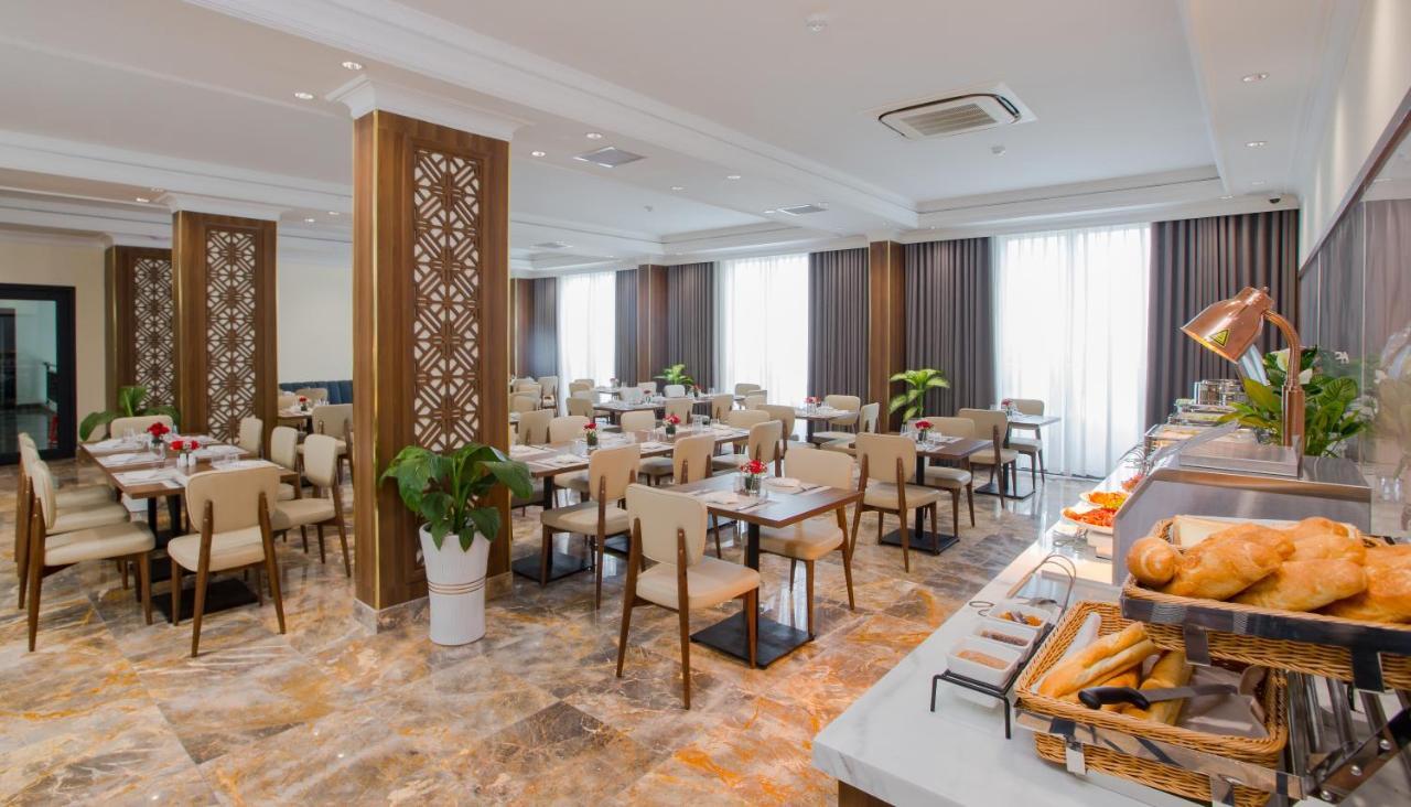 Phu Thang Grand Hotel Duc Hoa Esterno foto