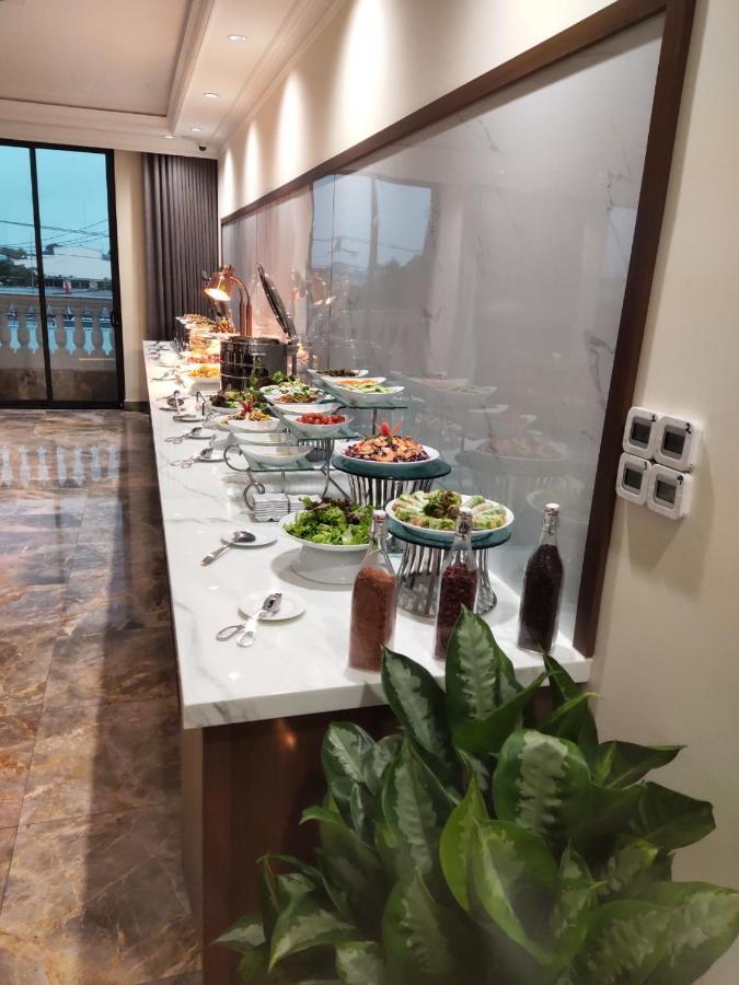 Phu Thang Grand Hotel Duc Hoa Esterno foto